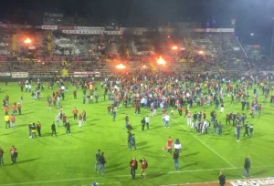 Türkiyədə azarkeşlər stadionu yandırdı
