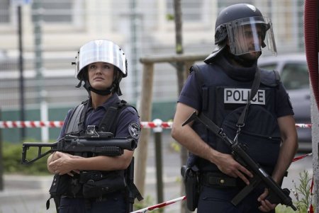 Fransada kilsəyə hücum: - dindarlar girov götürüldü
