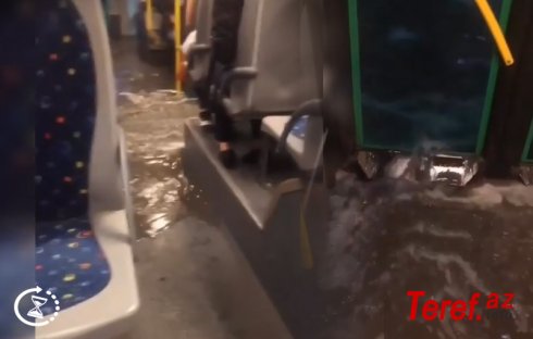 Sərnişin dolu marşrut avtobusunu su basdı – BAKIDA (VİDEO)