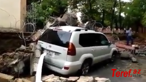 Bakıda daha bir hasar uçdu - Bahalı maşın uçqun altında qaldı VİDEO