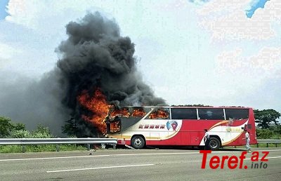 Çində 26 nəfər turist avtobusunda yanaraq ölüb