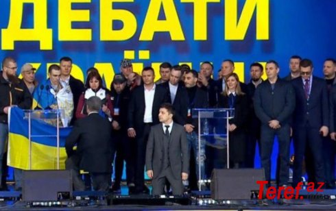 Zelenski və Poroşenkonun debatı:Zelenskinin seçicilər, Poroşenkonun isə Ukrayna bayrağı qarşısında diz çökdü