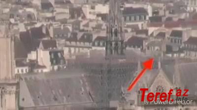 Человек на крыше Notre Dame de Paris устраивает поджег. Снято камерой наблюдения