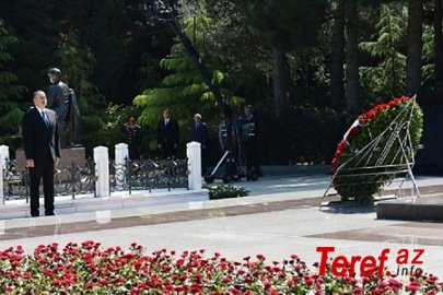 Azərbaycan Prezidenti ümummilli lider Heydər Əliyevin məzarını ziyarət edib