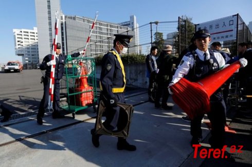 Yaponiyada polis əməkdaşını bıçaqlayaraq silahını aparıblar