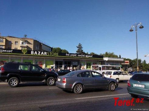 Zığ şosesində QƏZA - Avtomobil mağazaya çırpıldı (FOTO)