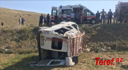 Türkiyədə sərnişin mikroavtobusu uçuruma yuvarlandı