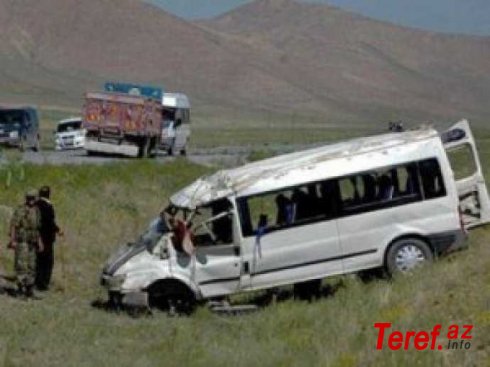 Şəkidə turistləri aparan mikroavtobus qəzaya uğradı