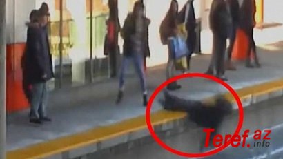 Gənc qız 64 yaşlı qadını qatarın altına itələdi - Video