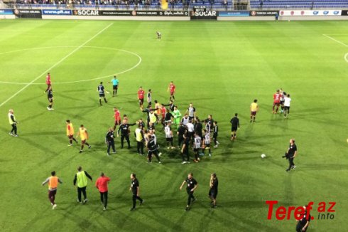 “Neftçi” – “Sumqayıt” oyununda ara qarışdı: məşqçi və futbolçular yumruq davasına çıxdı (FOTO)