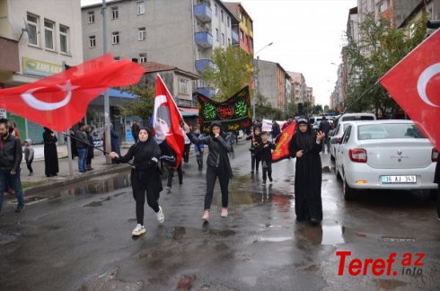 Qarsda Kərbəla şəhidlərinin xatirəsinə YÜRÜŞ - Türkiyə bayrağı, Atatürkün portreti... – FOTOLAR/VİDEO