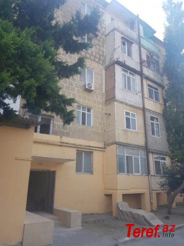 Bakının Xəzər rayonunda binaların dam örtükləri təmir olunur