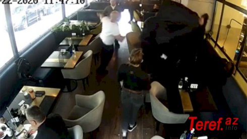 Kafedə deputatı yumruqla vurdular - Video