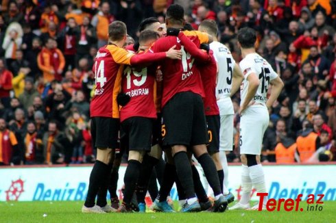 "Beşiktaş" yenə uduzub, "Qalatasaray" asan qələbə qazanıb