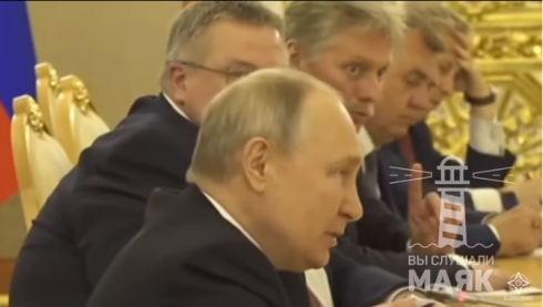 Peskovun Putinlə görüş zamanı Paşinyana jestlərlə təsir etdiyi görüntülər - VİDEO