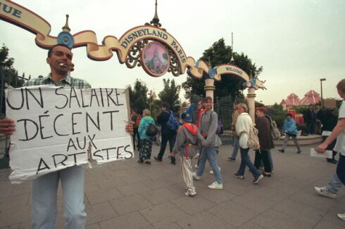 “Disneyland”in yüzlərlə işçisi tətil keçirir - VİDEO