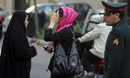 İranda 12 nəfər başı örtüksüz foto yaydığı üçün azadlıqdan məhrum olunub