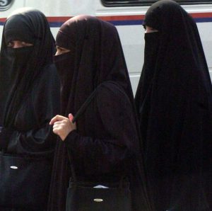 İranın əmmaməli rəsmiləri dünyəvi ölkədə başıaçıq görünsə…