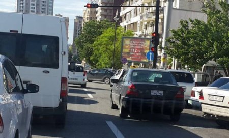 Bu sürücü hər gün yolun bir zolağını zəbt edir- DYP görmür?-FOTO