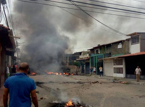 Venesuelada etiraz aksiyası zamanı Uqo Çavesin evi yandırılıb