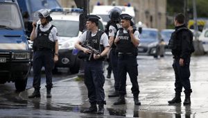 Parisdə polislərə hücum etmiş şəxs İŞİD-lə əlaqəli olduğunu bildirib