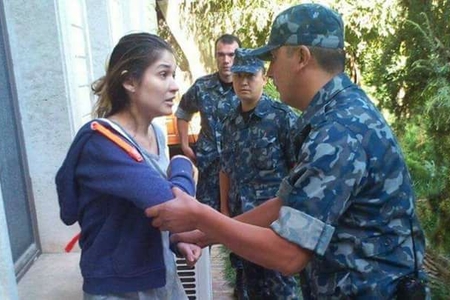 Özbəkistanda qərinənin fotosu: Qolbaqlı qollara qandal vurularkən....