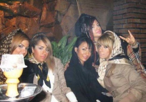 7 qızın yarıçılpaq erotik rəqsi İranı bir-birinə qatdı - VİDEO