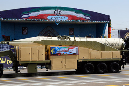 İran yeni ballistik raketini üzə çıxardı