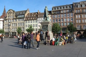 Strasburqun mərkəzi meydanından insanlar təxliyə edilib