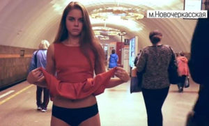 Peterburq metrosunda qeyri-adi aksiya — Tələbə qız paltarını soyundu – VİDEO