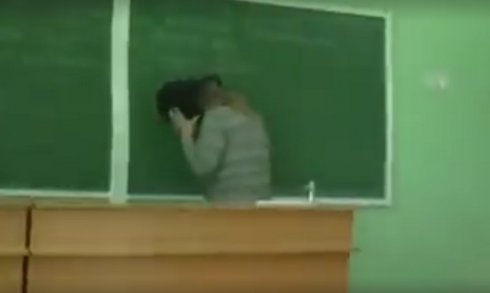 Rusiya məktəbində müəllimənin başına zibil vedrəsini keçirtdilər - VİDEO/FOTO