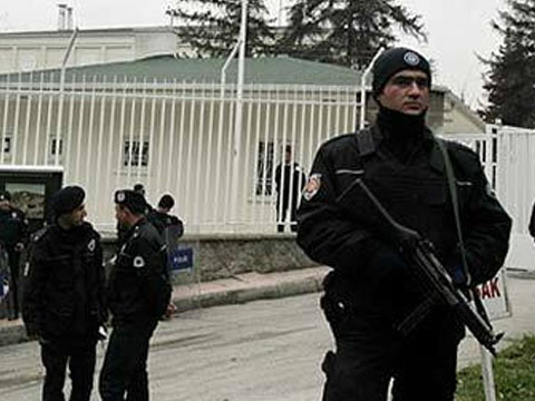 Ankarada silahlı hücum: bir polis ölüb