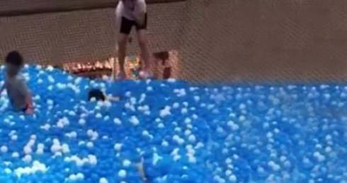 Sinqapurda top hovuzunda oynayan uşaq boğulmaqdan son anda qurtuldu - VİDEO