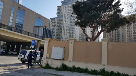 Bakının mərkəzində, avtomobil dayanacağında dəmiryol platformasını aylardır kim “park edib”?
