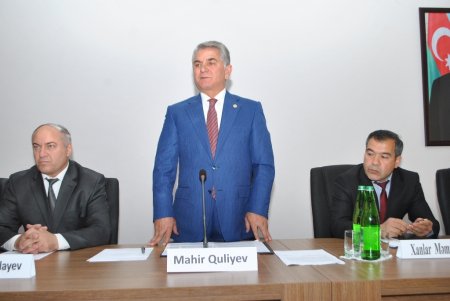 Biləsuvarın icra başçısına bayraq ittihamı - "Gəlin əyri oturub düz danışaq..."