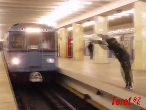 Bakı metrosunda dəhşətli anlar - Kişi özünü qatarın altına atdı