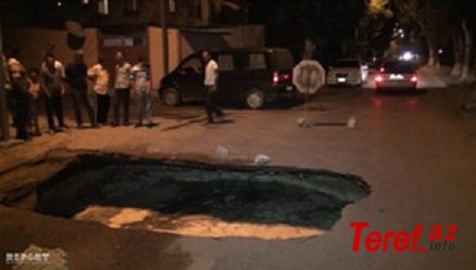 Sumqayıtda kanalizasiya borusunun partlaması nəticəsində avtomobil yolu çöküb - VİDEO