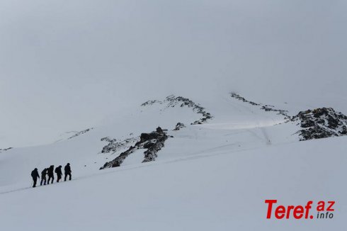 Elbrus dağında iki alpinisti ildırım vurub: 1 ölü