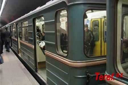 Bakıda metroda oğlan qızı təpiklədi - Dodağı partladı