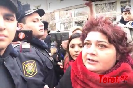 Baklda feministlər aksiya keçirməyə cəhd edib - polis aksiyanın qarşısını alıb - VİDEO