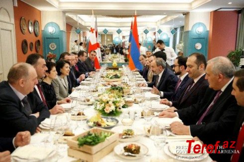 Paşinyan prezidentə “Çinar”da “erməni yeməklərini” ? tanıtdı