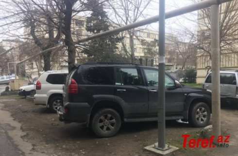 Bakıda nazirlik məhlənin önün parking meydanına çevirib? - ŞİKAYƏT/FOTOLAR