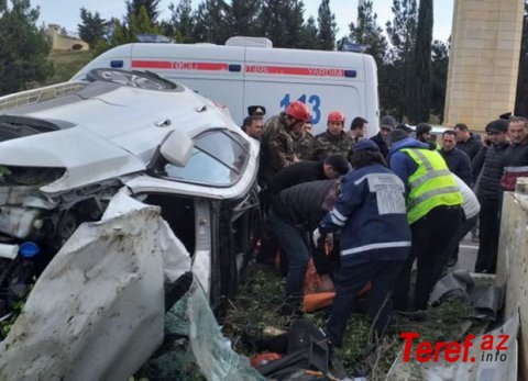 Azərbaycanda dəhşətli qəza: Maşın beton lövhəyə çırpıldı, yasa gedənlər öldü - FOTO