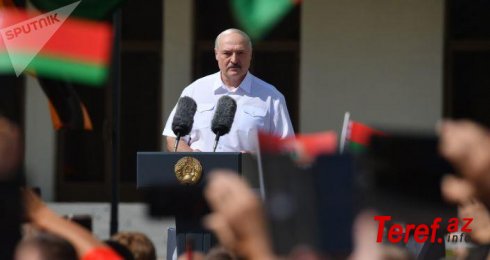 Lukaşenko mitinqdə: "Həyatımda ilk dəfə qarşınızda diz çökürəm"