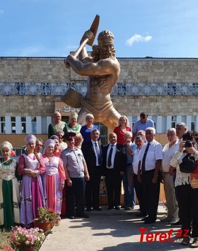 В Улькане прошла церемония посвященная 35-летию со дня появления на привокзальной площади п. Улькан памятника Фархаду и торжественному открытию памятника после его реконструкции.