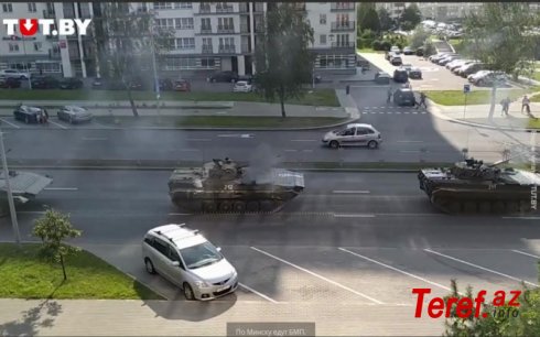 Minskdə gərginlik: tanklar mitinq keçirilən əraziyə göndərildi - Video