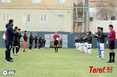 Futbolçular hakimə alqışlarla "Zəfər dəhlizi" yaratdılar FOTO