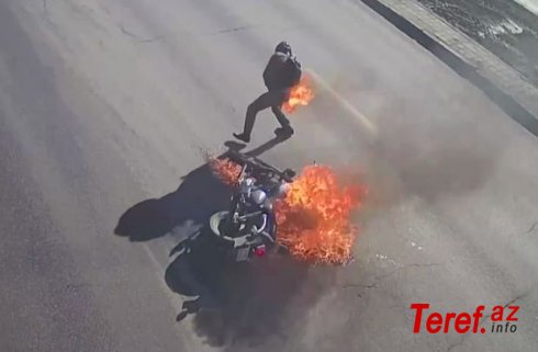 Qəzaya uğrayan motosikl sürücüsü alovlara büründü - VİDEO