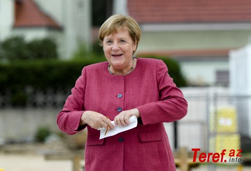 Merkel rəsmi mərasimdə ayaq üstə dura bilmədi