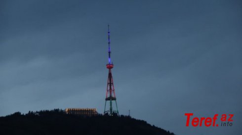 Tbilisi teleqülləsi Azərbaycan bayrağının rənglərində